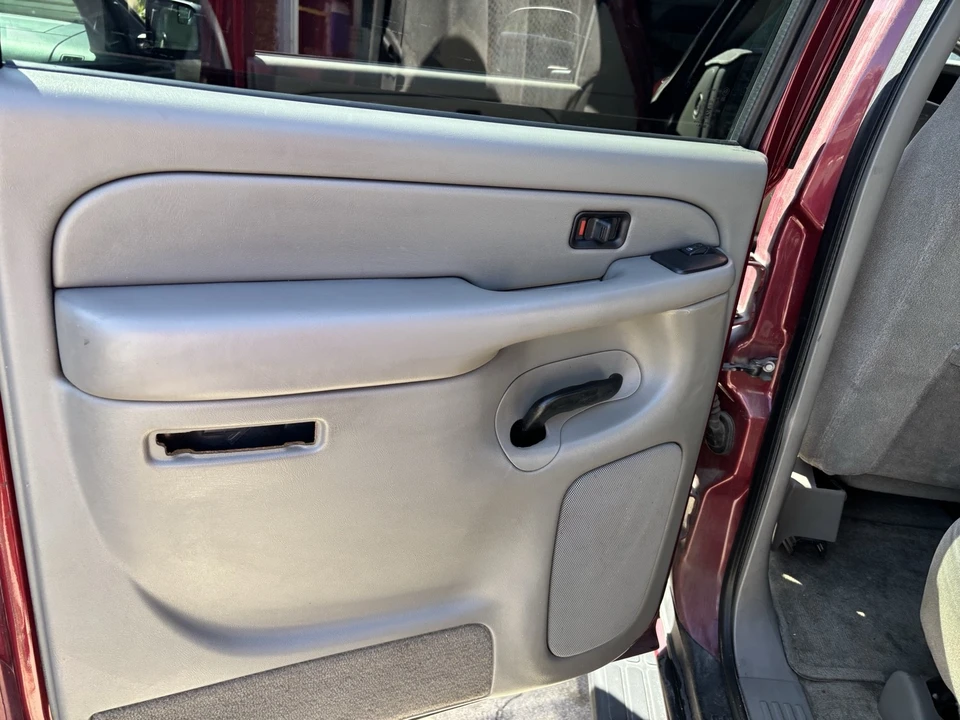 2004 Chevrolet Suburban 9th Gen - Image 17 of 21
