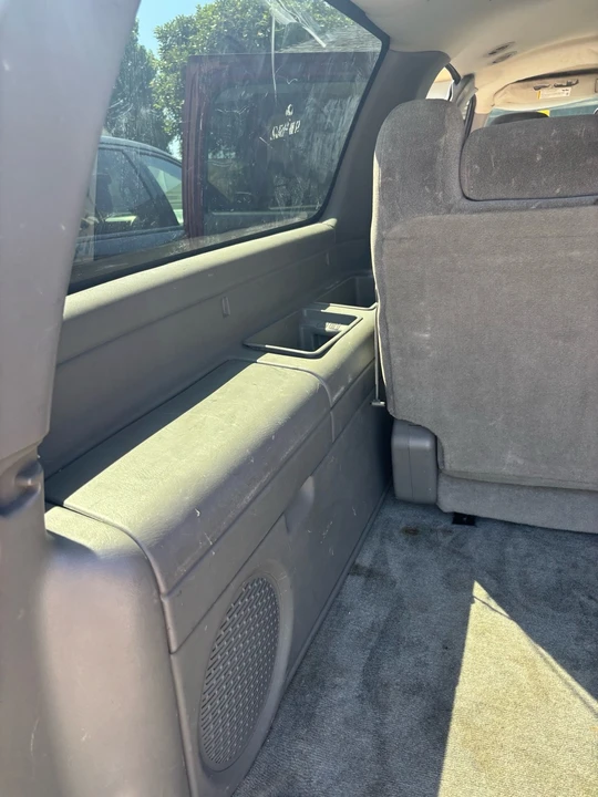 2004 Chevrolet Suburban 9th Gen - Image 19 of 21