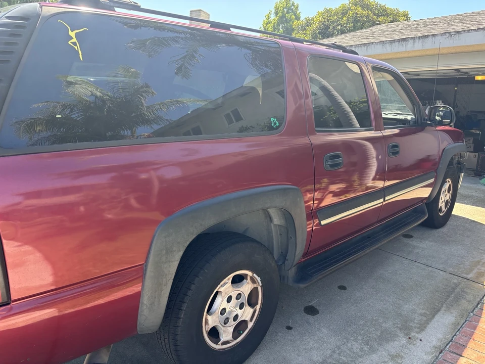 2004 Chevrolet Suburban 9th Gen - Image 2 of 21