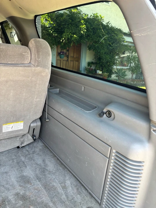 2004 Chevrolet Suburban 9th Gen - Image 18 of 21