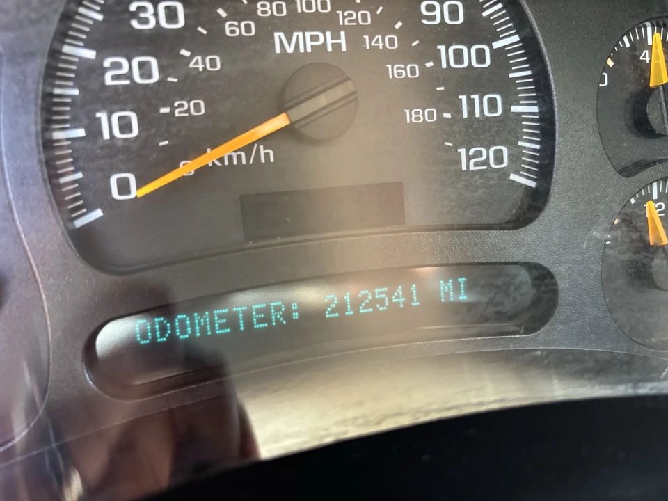 2004 Chevrolet Suburban 9th Gen - Image 14 of 21