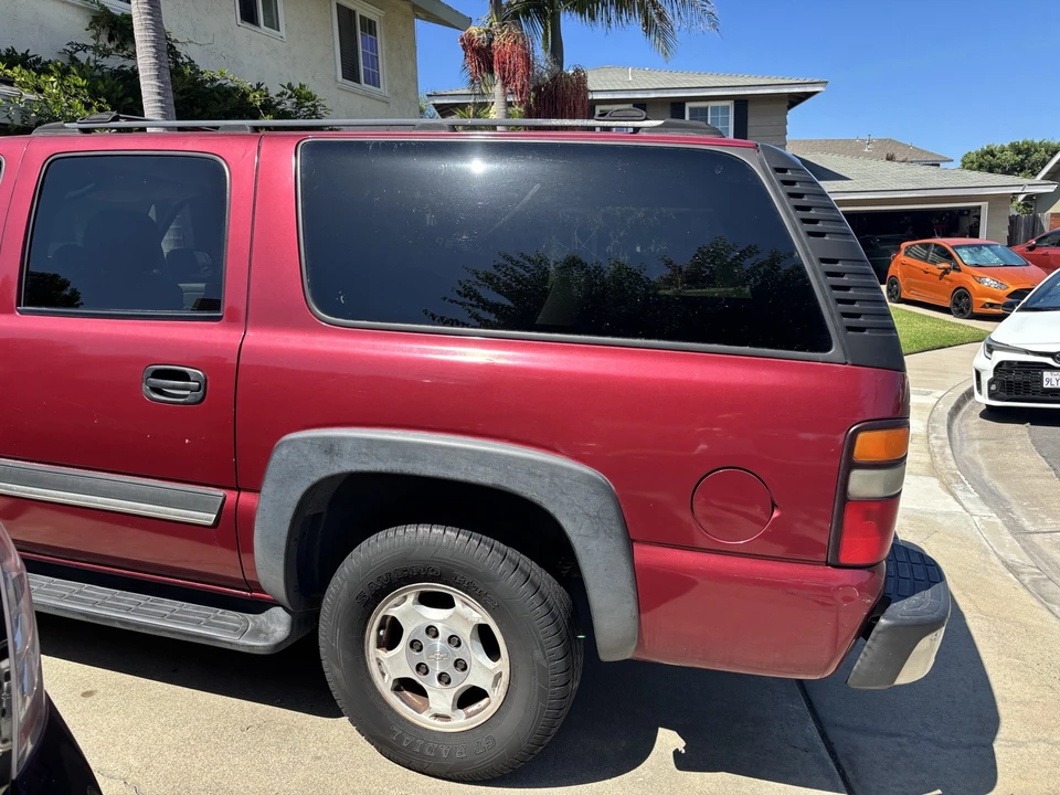 2004 Chevrolet Suburban 9th Gen - Image 4 of 21