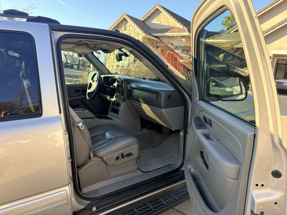 2004 Chevrolet Suburban 9th Gen - Image 9 of 11