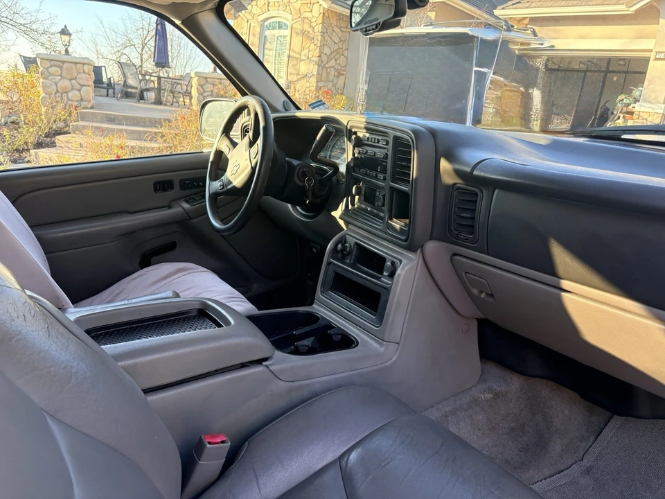 2004 Chevrolet Suburban 9th Gen - Image 6 of 11