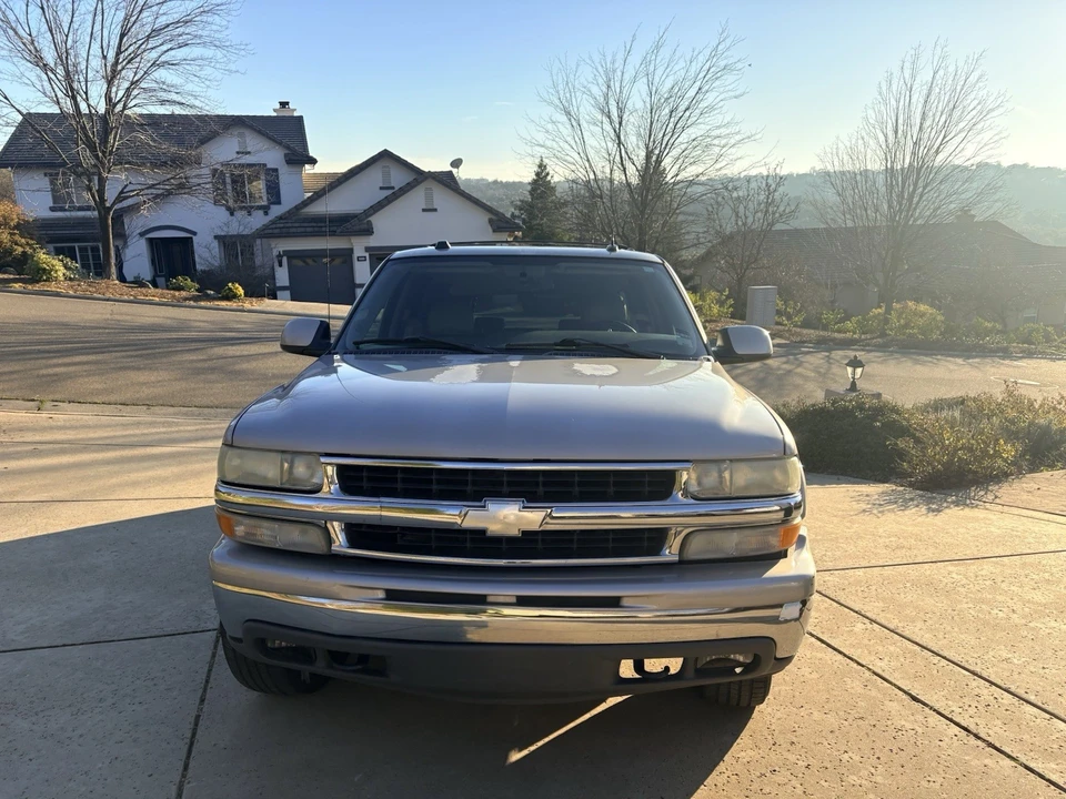 2004 Chevrolet Suburban 9th Gen - Image 3 of 11