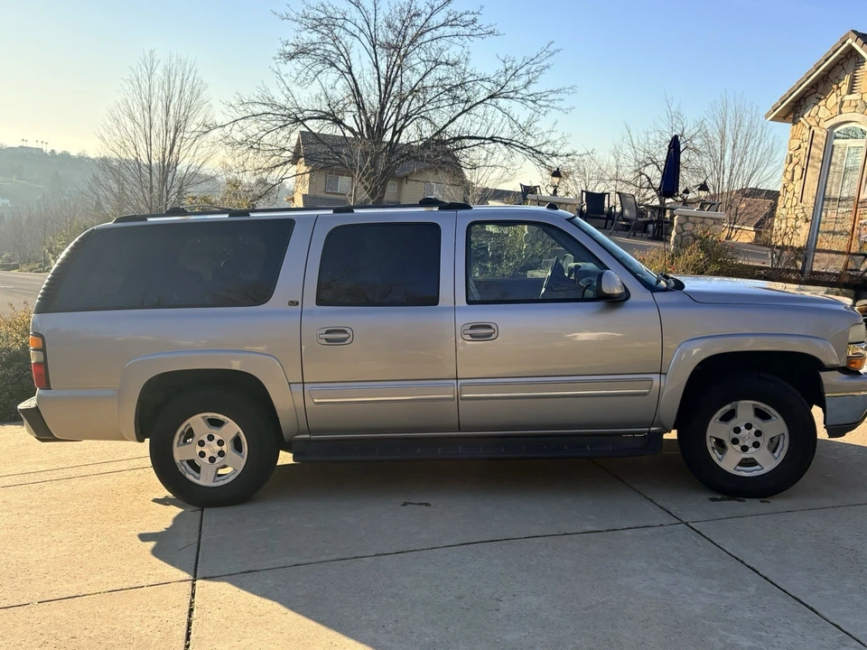 2004 Chevrolet Suburban 9th Gen - Image 2 of 11