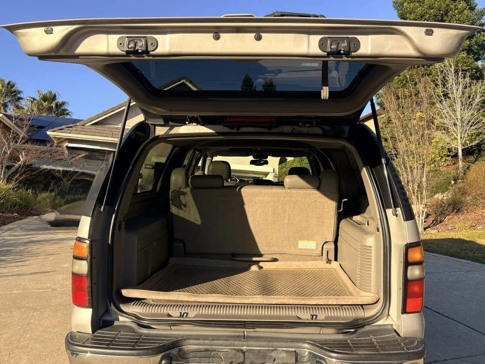 2004 Chevrolet Suburban 9th Gen - Image 5 of 11