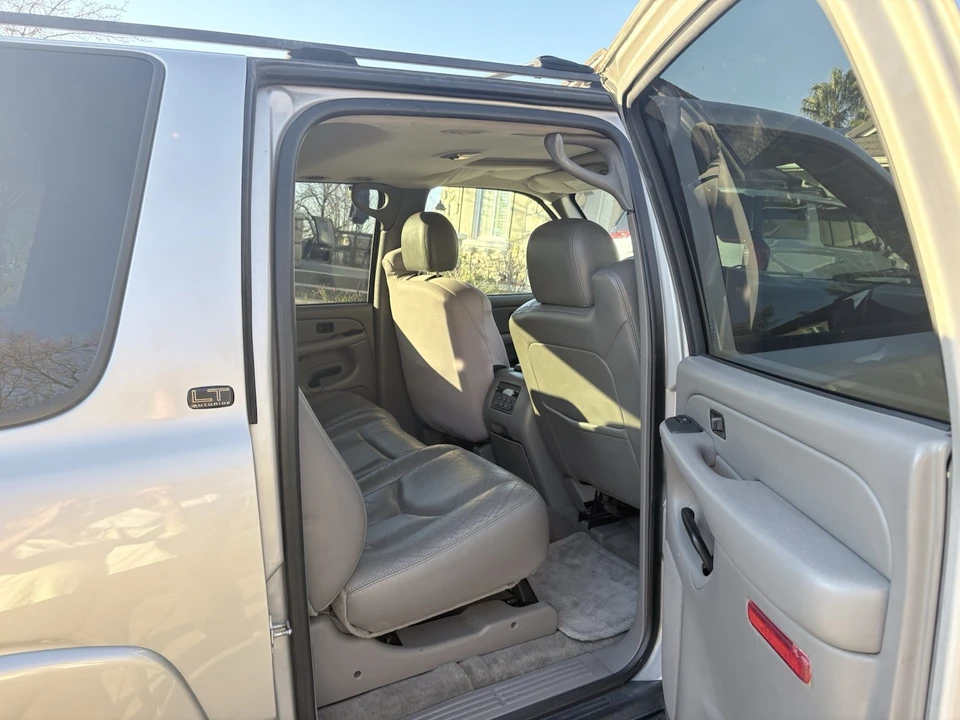 2004 Chevrolet Suburban 9th Gen - Image 10 of 11
