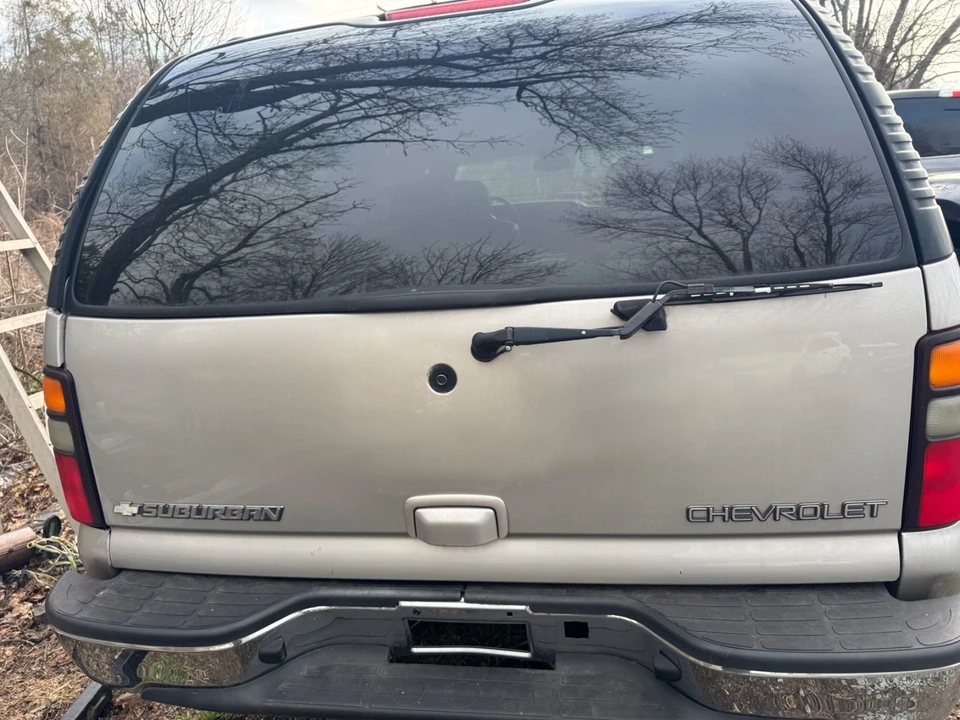 2004 Chevrolet Suburban 9th Gen - Image 4 of 13