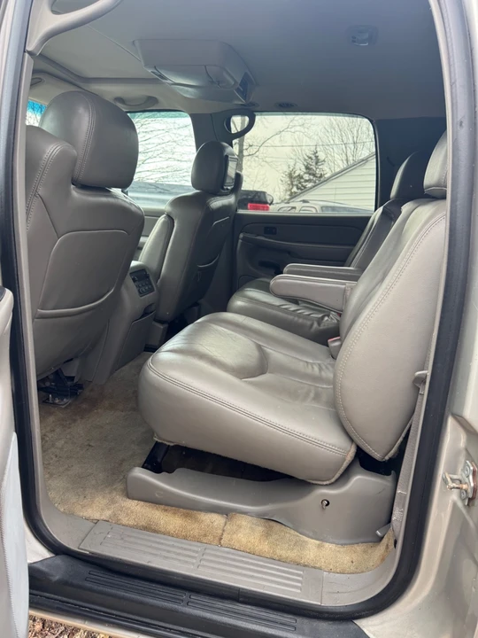 2004 Chevrolet Suburban 9th Gen - Image 11 of 13