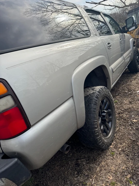 2004 Chevrolet Suburban 9th Gen - Image 5 of 13