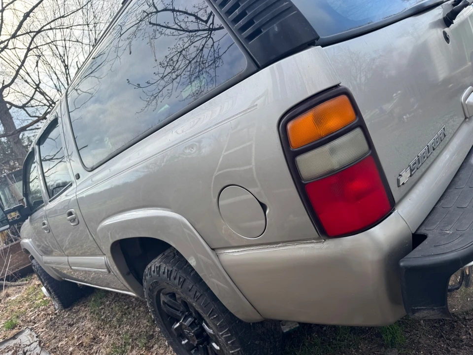 2004 Chevrolet Suburban 9th Gen - Image 2 of 13