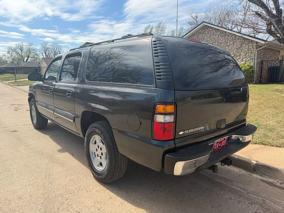 2004 Chevrolet Suburban 9th Gen - Image 4 of 10