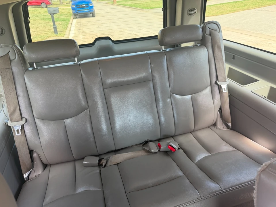2004 Chevrolet Suburban 9th Gen - Image 9 of 10