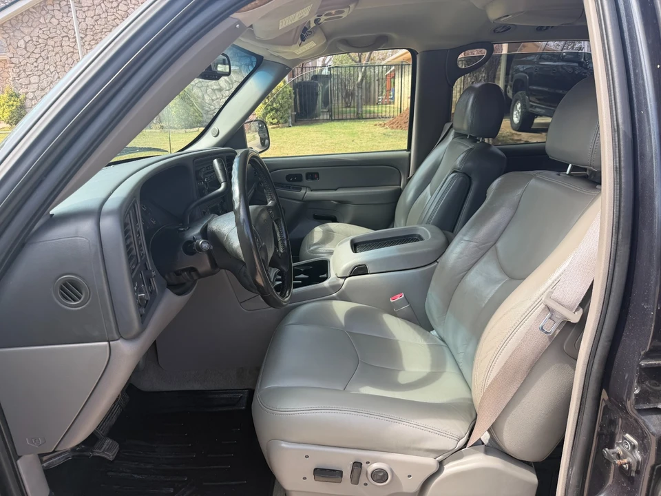 2004 Chevrolet Suburban 9th Gen - Image 5 of 10