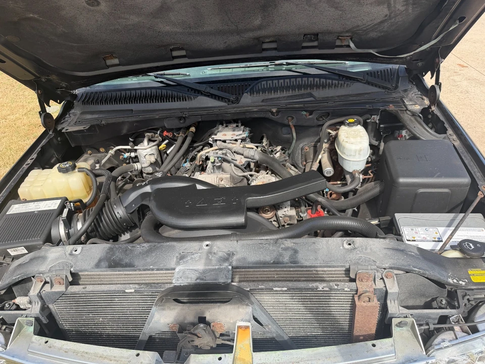 2004 Chevrolet Suburban 9th Gen - Image 10 of 10