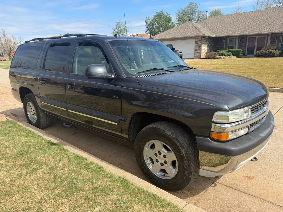2004 Chevrolet Suburban 9th Gen - Image 2 of 10