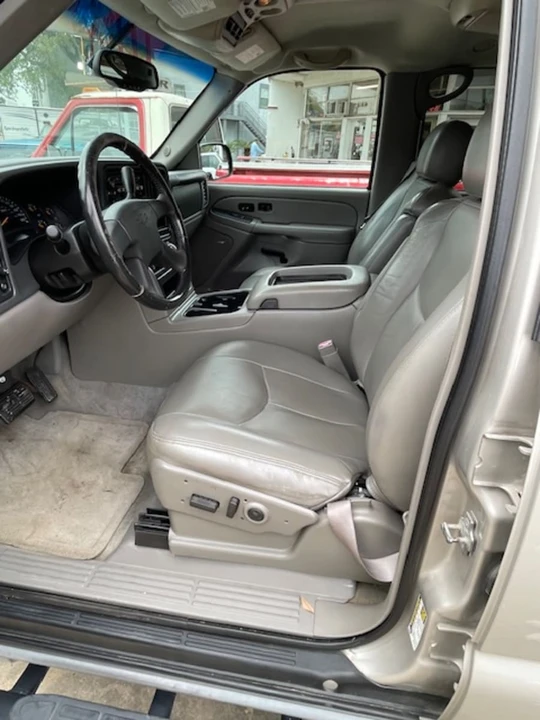 2004 Chevrolet Suburban 9th Gen - Image 6 of 9