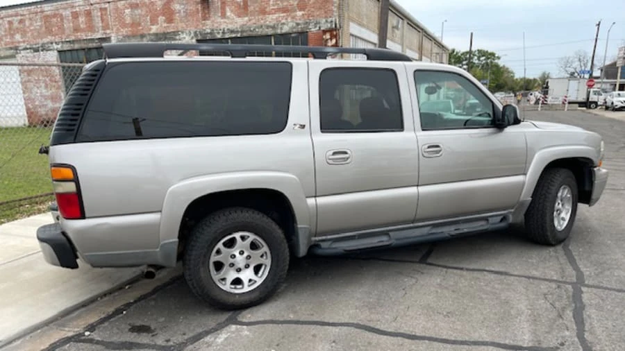 2004 Chevrolet Suburban 9th Gen - Image 2 of 9