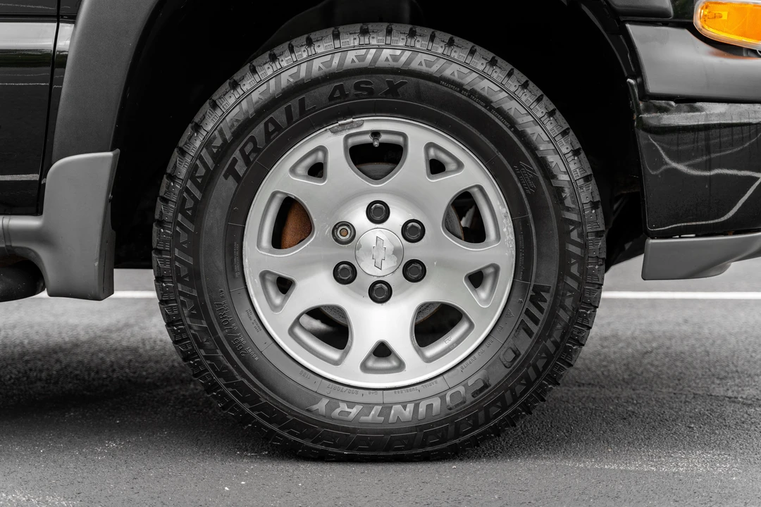 2004 Chevrolet Suburban 8th Gen - Image 21 of 31