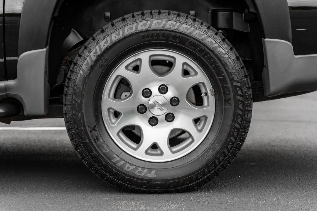 2004 Chevrolet Suburban 8th Gen - Image 19 of 31