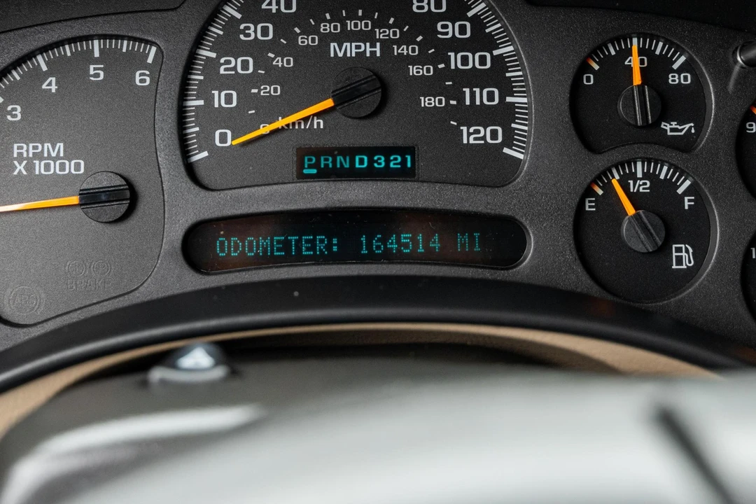 2004 Chevrolet Suburban 8th Gen - Image 25 of 31