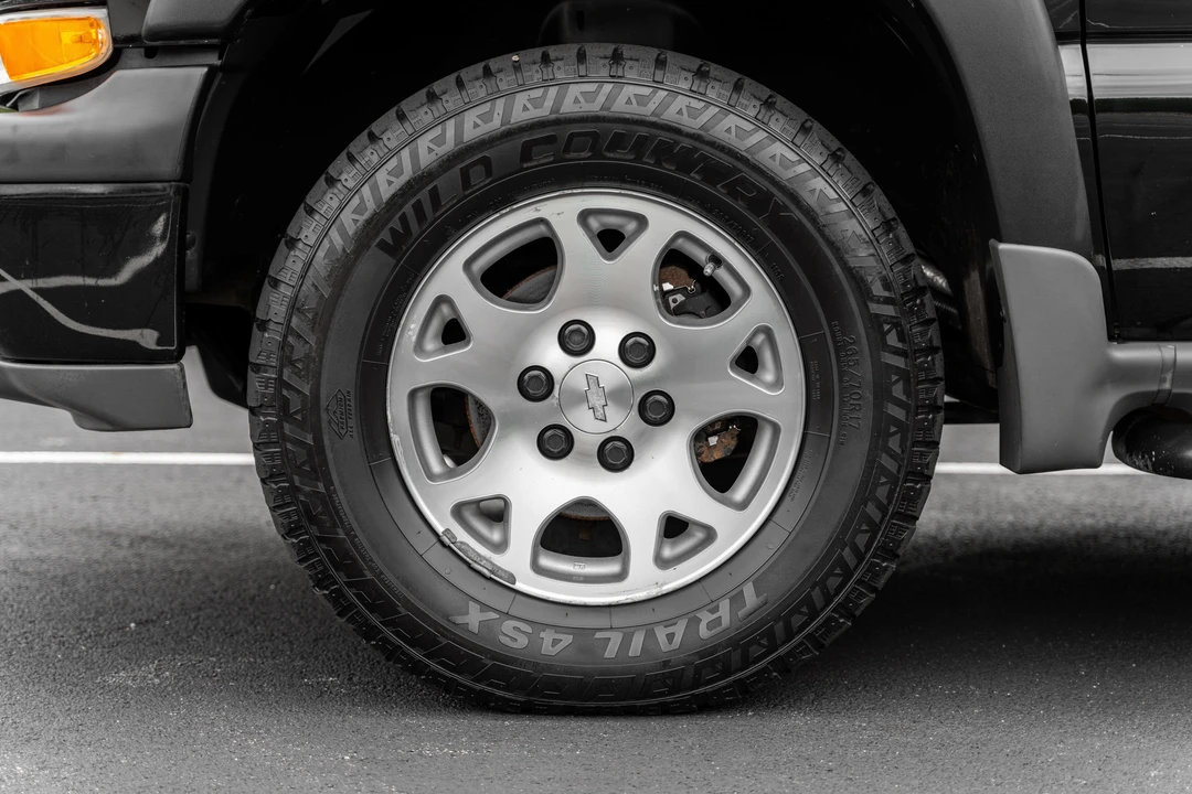 2004 Chevrolet Suburban 8th Gen - Image 18 of 31