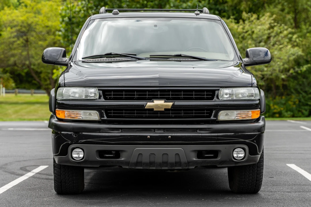 2004 Chevrolet Suburban 8th Gen - Image 2 of 31