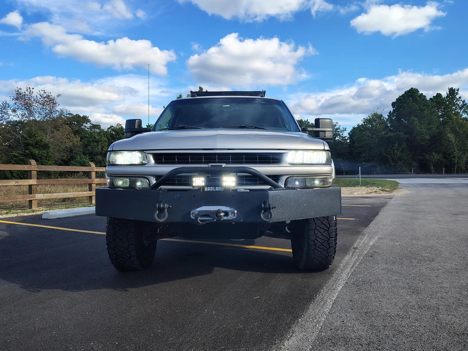 2004 Chevrolet Suburban 9th Gen - Image 8 of 31