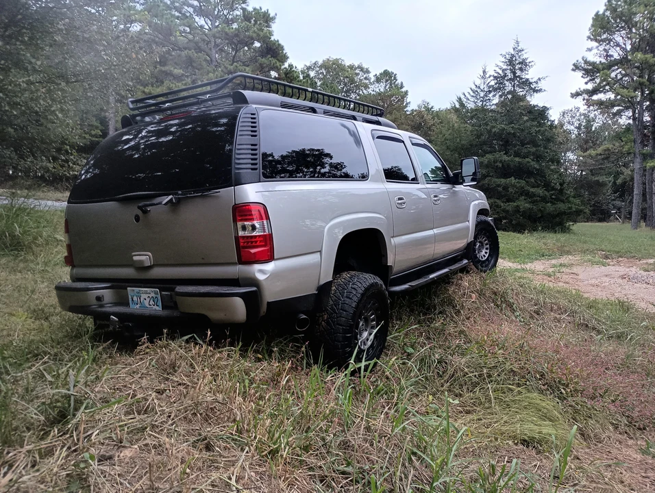 2004 Chevrolet Suburban 9th Gen - Image 16 of 31
