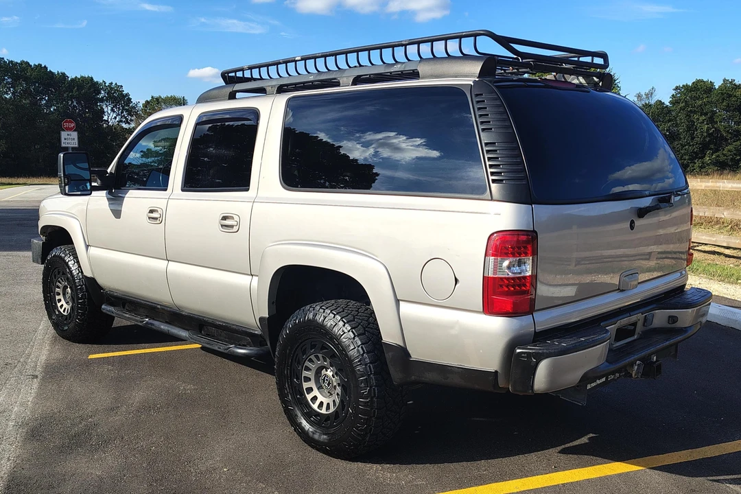 2004 Chevrolet Suburban 9th Gen - Image 4 of 31