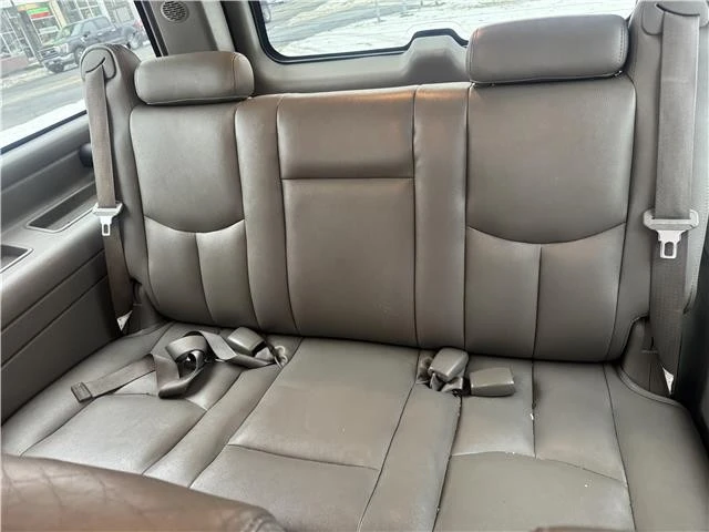 2004 Chevrolet Suburban 8th Gen - Image 15 of 21