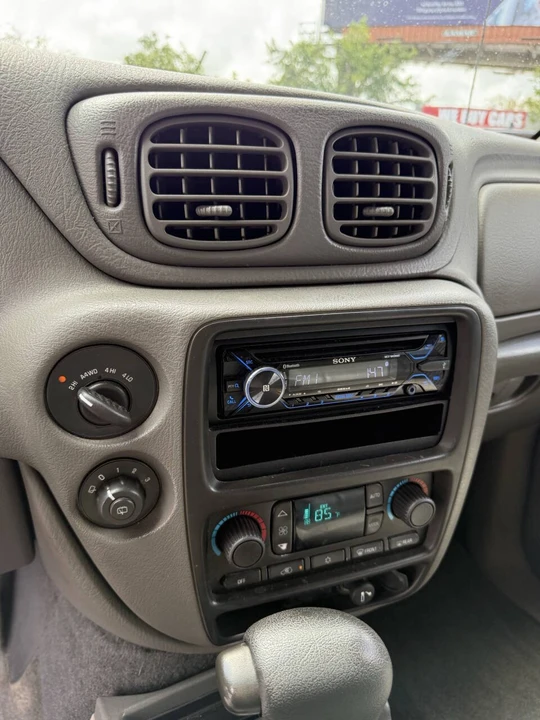 2004 Chevrolet Trailblazer - Image 15 of 21