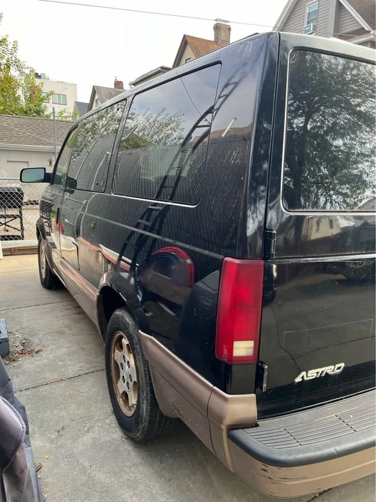 2004 Chevrolet Astro - Image 4 of 5