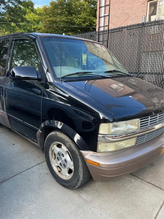2004 Chevrolet Astro - Image 2 of 5