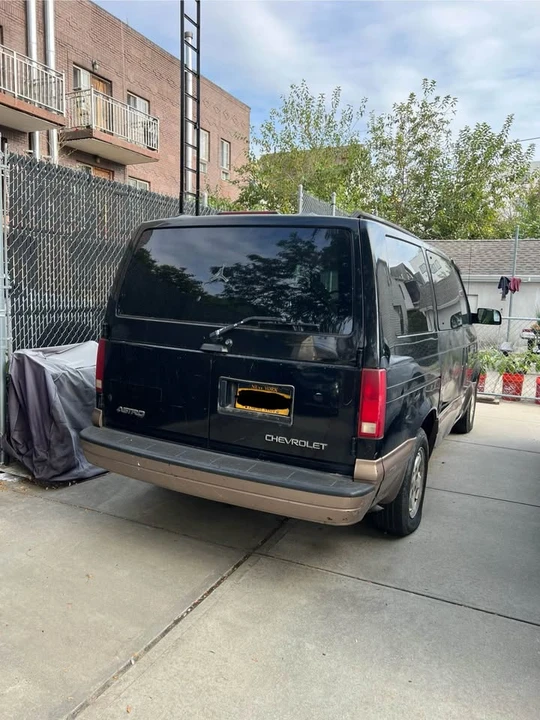 2004 Chevrolet Astro - Image 5 of 5