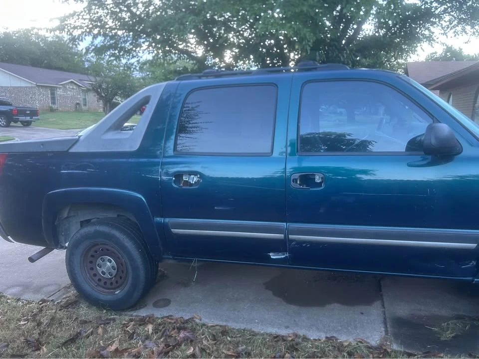 2004 Chevrolet Avalanche - Image 2 of 8