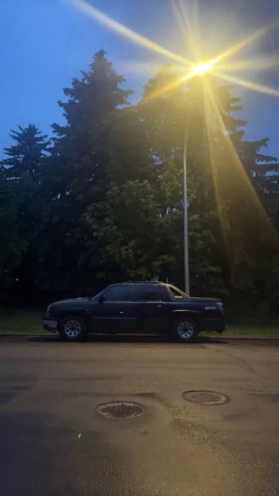 2004 Chevrolet Avalanche - Image 2 of 2