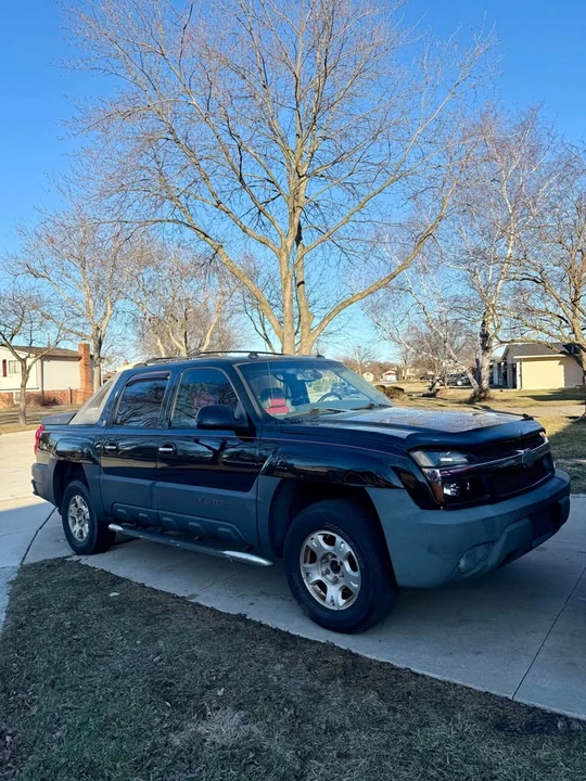 2004 Chevrolet Avalanche - Image 2 of 10