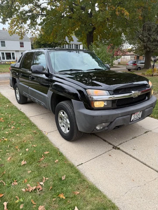 2004 Chevrolet Avalanche - Image 2 of 9