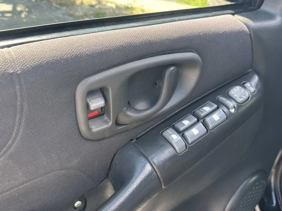 2004 Chevrolet S-10 - Image 9 of 12