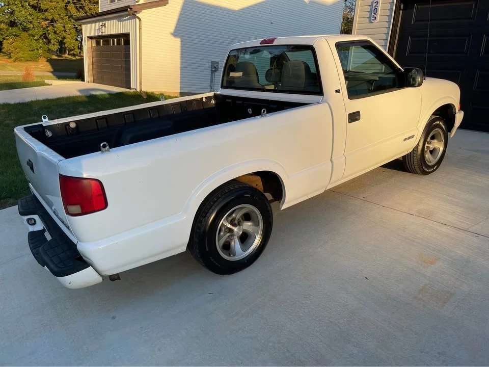 2004 Chevrolet S-10 - Image 2 of 6