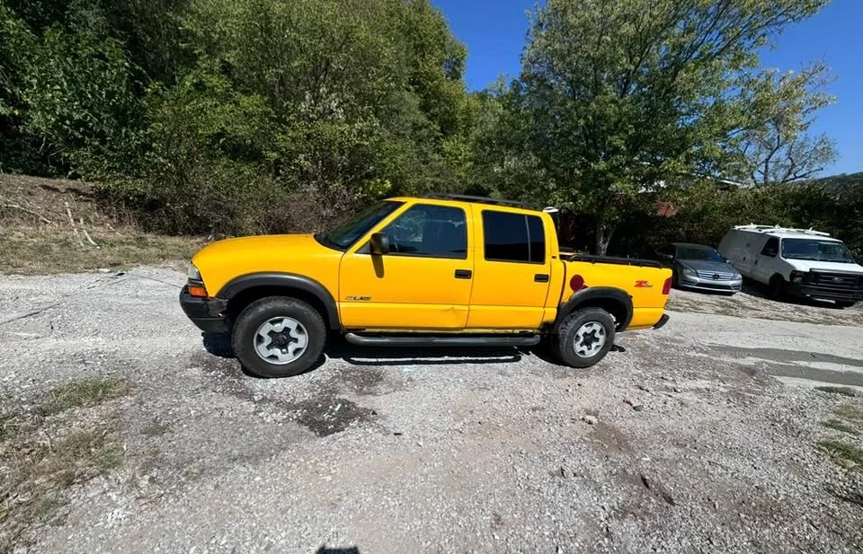 2004 Chevrolet S-10 - Image 2 of 8