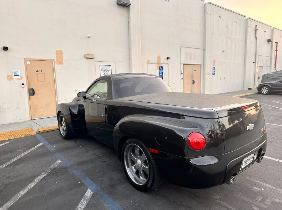 2004 Chevrolet SSR - Image 2 of 3