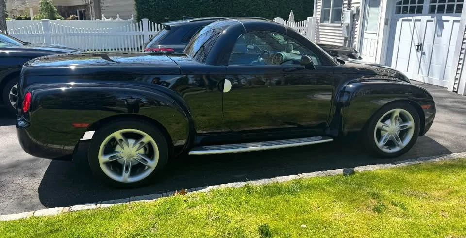 2004 Chevrolet SSR - Image 2 of 11