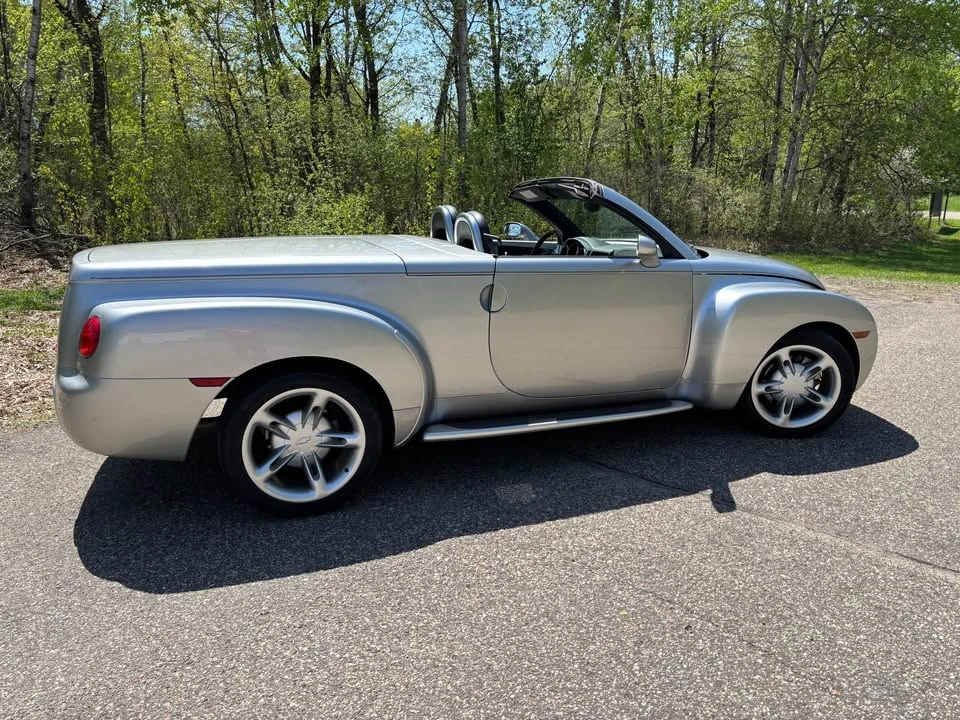 2004 Chevrolet SSR - Image 2 of 12