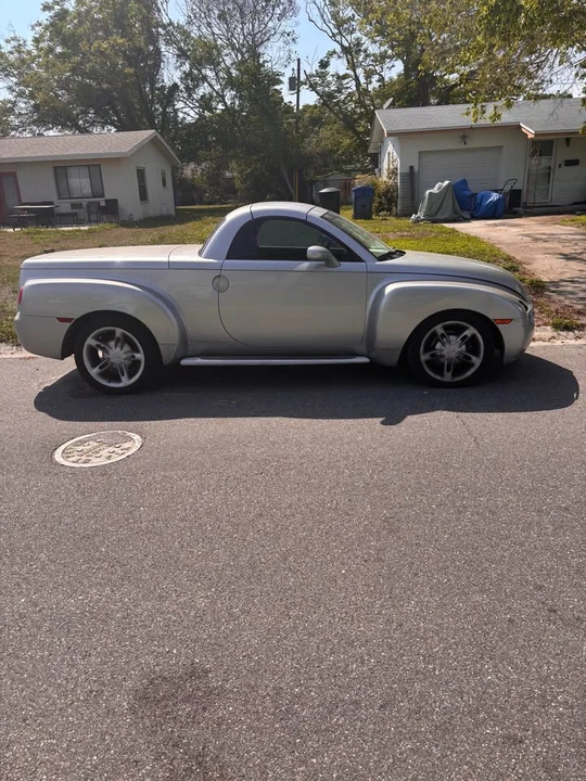 2004 Chevrolet SSR - Image 2 of 6