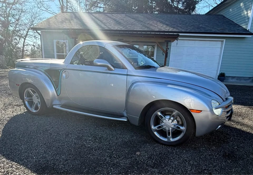 2004 Chevrolet SSR - Image 3 of 10