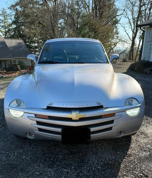 2004 Chevrolet SSR - Image 2 of 10