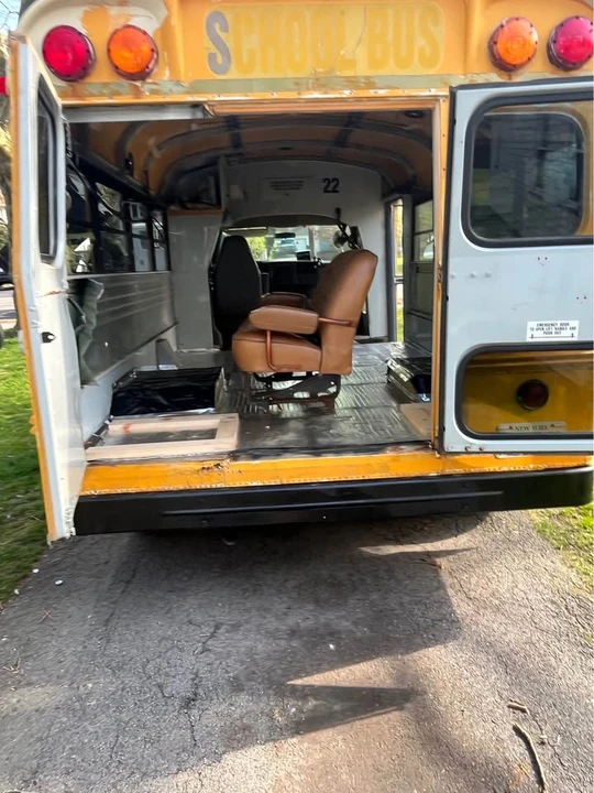 2004 Chevrolet Express - Image 8 of 10